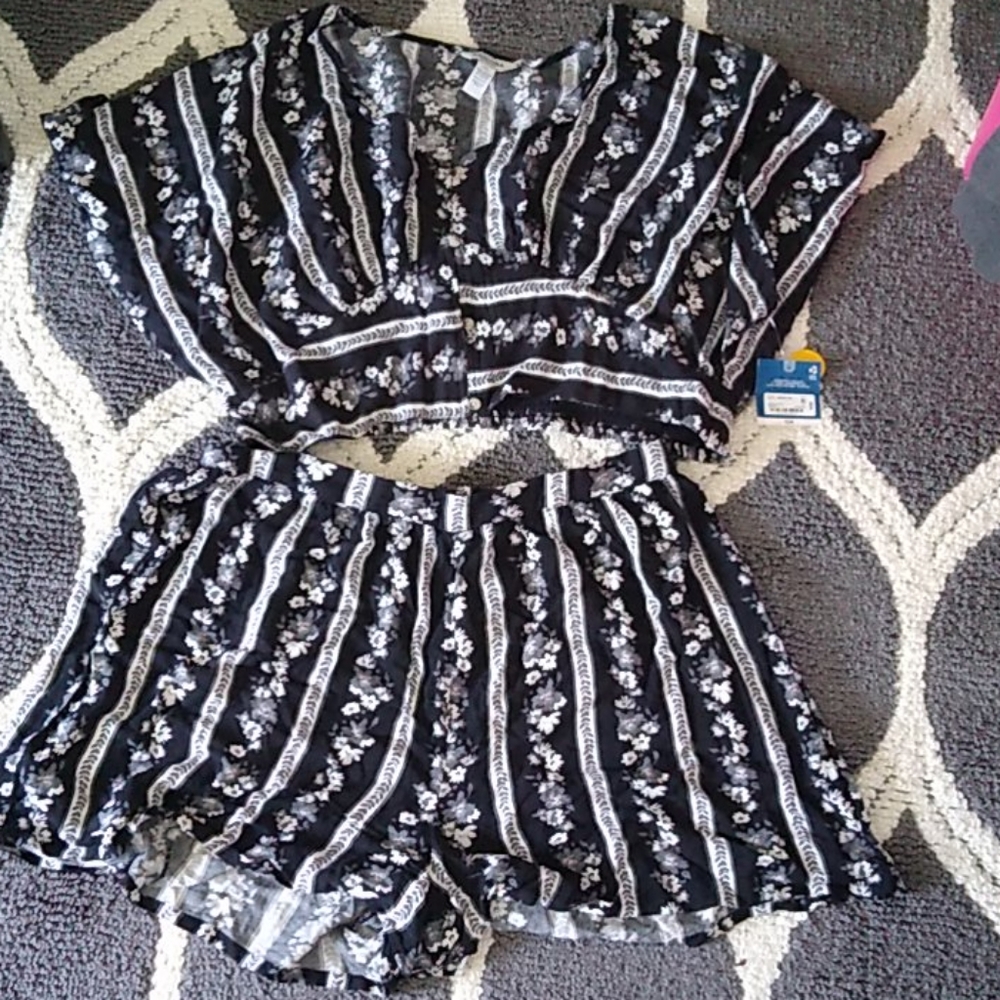 Floral pattern, crop top an shorts set